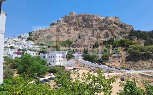 Δύο κατοικίες στη Χώρα Σκύρου