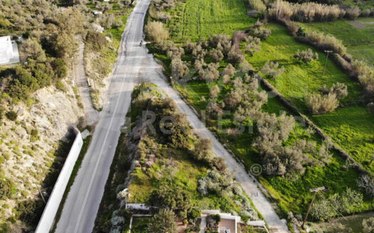 Δύο εφαπτόμενα οικόπεδα στις Αχερούνες